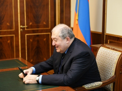 «Դե ես ու դու հաճախ հեռախոսով կխոսենք». ՀՀ նախագահի նվերը քաղցկեղով հիվանդ Ռոմիկին