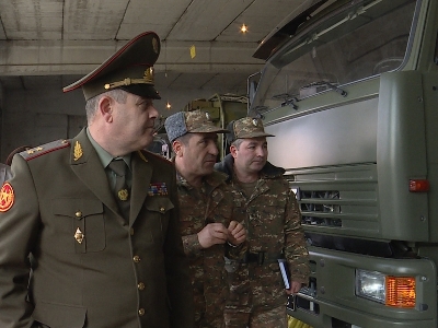 Armenia Lieutenant General visits military units