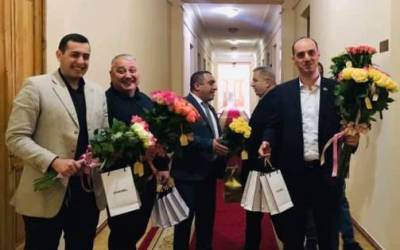 «Հրապարակ». Չնայած Ծառուկյանի «ոսկորները հաշվելուն»՝ միջանցքներում «հափշտակում էին» նվերները