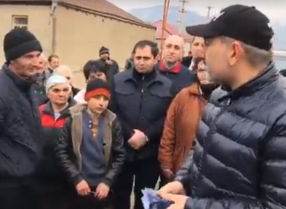 Armenia PM distributes leaflets in Lori Province village