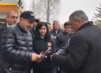 Armenia premier distributes leaflets in Stepanavan town