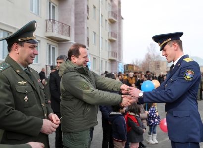 Armenia defense minister hands over keys to new apartments to servicemen (PHOTOS)