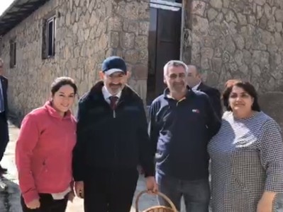Նիկոլ Փաշինյանը մանուշակներ է բաժանում Քարաշամբ գյուղում
