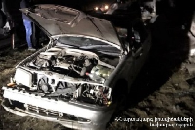 Երեւան-Դիլիջան ճանապարհին «Mercedes»-ը դուրս է եկել երթեւեկելի հատվածից եւ բախվել արգելապատնեշին