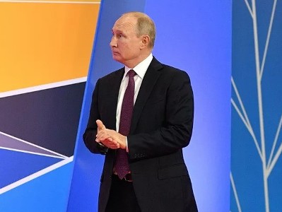 Путин одобрил поправку о возможности снова участвовать в выборах