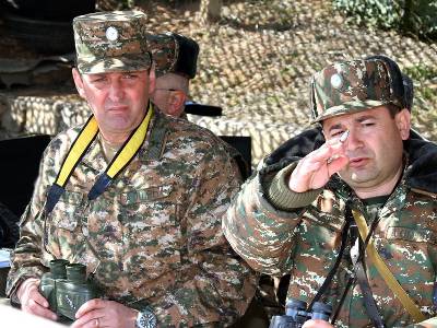 Karabakh defense minister monitors military field work