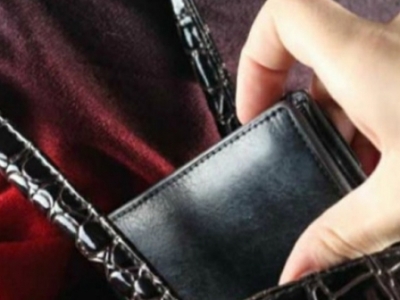 Երեւանում մի տղամարդ հափշտակել է անցորդ կնոջ դրամապանակը. Վերջինս օգնություն է կանչել. Ոստիկանները հասել են հետեւից