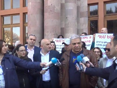 Երեխադ սոված կմնա. ՁԻԱՀԻ կենտրոնի աշխատակիցների վրա ճնշումներ են գործադրում