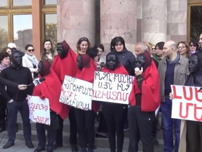 ՄԻԱՎ վարակակիրները սեւ դիմակներով կառավարության շենքի դիմաց են