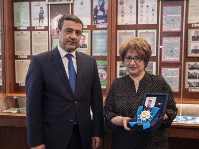 Armenia National Security Service acting director presents legendary intelligence officer’s Medal of Honor to her niece