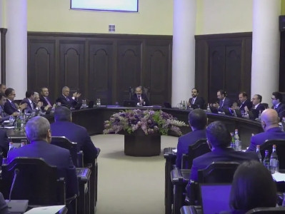 Government members applaud Armenia businessmen, healthcare workers