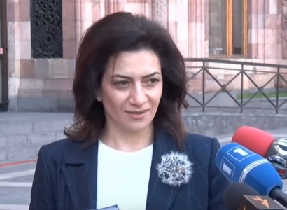 «Մեր կյանքը 360 աստիճանով շրջված է». Աննա Հակոբյանը կորոնավիրուսի կանխարգելման մասին բուկլետներ է բաժանում