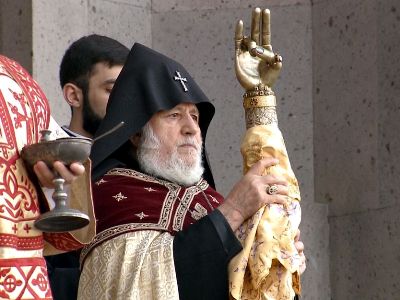Կաթողիկոսը Սուրբ Գրիգոր Լուսավորչի Աջով օրհնեց Հայոց աշխարհն ու ժողովրդին (ֆոտո)