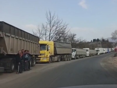 «Վրացին նորմալ աշխատում է, իսկ ռուսներին ամոթ ա». Բագրատաշենի մաքսակետում վարորդները 5-6 օր սպասում են իրենց հերթին