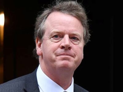 The Guardian: UK secretary on Scotland has COVID-19 symptoms