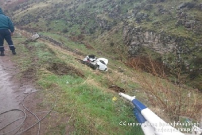 Երեւան-Սեւան ճանապարհին Արծվի արձանի մոտ Hyundai Veloster-ը բախվել է պատնեշին ու 10 մետր սահել ձորը