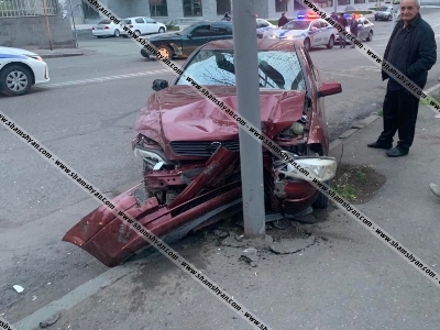 Օրբելի փողոցում բախվել են Mercedes-ն ու Opel-ը. հայր ու դուստր տեղափոխվել են հիվանդանոցներ