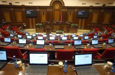 «Հրապարակ»․ Պատգամավորների մեծ մասն անտեսում է հակահամաճարակային միջոցառումները