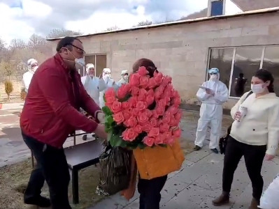 «Առողջ լինեք». Աղավնաձորում բժիշկները մեկուսարաններից դուրս եկողներին ծաղիկներով ու ծափերով ճանապարհեցին  տուն