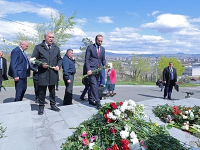 Արարատ Միրզոյանն այցելել է Եռաբլուր պանթեոն