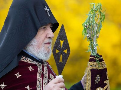 Էջմիածնում Կաթողիկոսը դուրս բերեց Աստվածամուխ Սուրբ Գեղարդը (ֆոտո)