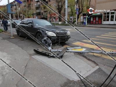Ավտովթար Երևանում. Mercedes-ը տապալել է ինտերնետային կապի համար նախատեսված երկաթե սյունը (ֆոտո)