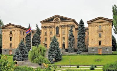 «Հրապարակ». Փոթորիկ պատգամավորաց դասում. Նախարարները չե՞ն զրկվի պագեւավճարներից