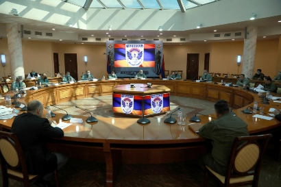 Armenian army's general staff chief holds discussion with Inter-Agency Task Force
