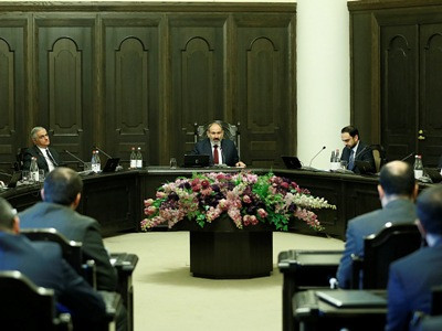 PM holds meeting on efforts to prevent further spread of COVID-19 in Armenia