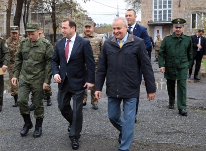 Armenia defense minister, Russia ambassador get familiarized with COVID-19 mobile research lab
