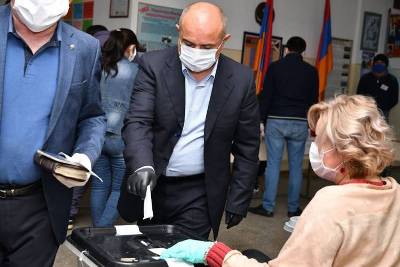 «Հրապարակ»․ «Տենց ձե՞ռ ա տալիս ձեզ». Սամվել Բաբայանն արհամարհեց Մասիս Մայիլյանի կոչը