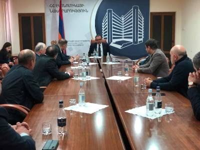 Տիգրան Խաչատրյանը թեթև արդյունաբերության ոլորտի ընկերությունների հետ քննարկել է աշխատանքի պայմանները