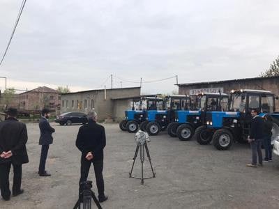Անիվավոր տրակտորներ` Գեղարքունիքի եւ Արագածոտնի մարզի երկու համայնքի արոտօգտագործողների կոոպերատիվներին