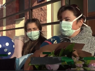 Արցախում դուրս են գրվել կորոնավիրուսով վարակված առաջին 2 անձիք. նրանց դիմավորել են ծաղիկներով եւ ծափողջյուններով