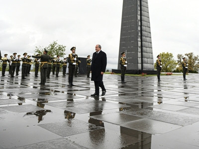 Armenia President visits Genocide memorial in Yerevan