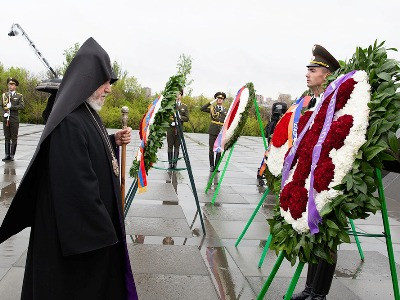 Catholicos of All Armenians visits Genocide memorial in Yerevan