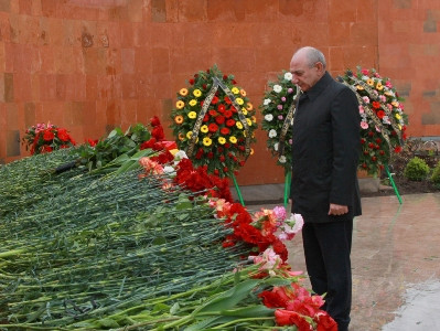Karabakh President lays wreath at monument to Armenian Genocide victims in Stepanakert