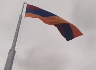 Պատմական Անիի դիմաց 24 մետր բարձրությամբ ձողի վրա ծածանվեց հայոց հսկա եռագույնը
