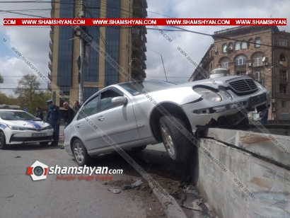 Կասկադյորական վթար Երեւանում. Mercedes մակնիշի մեքենան հայտնվել է վերգետնյա թունելի բետոնե եզրաքարերին