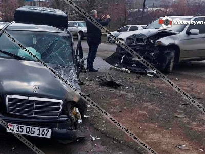 Խոշոր ավտովթար Ապարանում. բախվել են BMW X5-ն ու Mercedes-ը. կա վիրավոր (ֆոտո)