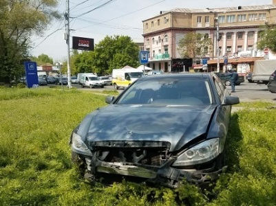 Ուրուգվայի դեսպանատան դիմաց իրար են բախվել Mercedes S 500 եւ ՎԱԶ-2106 մակնիշի ավտոմեքենաները. կա զոհ