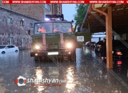 Արտակարգ իրավիճակ Երևանում. անձրևաջրերը ողողել են վարչապետի աշխատակազմի վարչական շենքը
