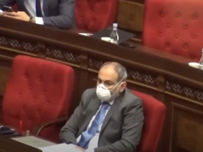 Armenia PM wearing face mask to parliament session