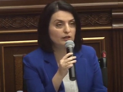 ՀՀ-ում մարդիկ օգնության համար մեծ խմբերով կուտակվում էին բանկերի առջեւ եւ խախտում էին արտակարգ դրության պահանջները