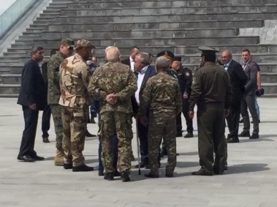 Armenia defense minister visits Yerablur Military Pantheon