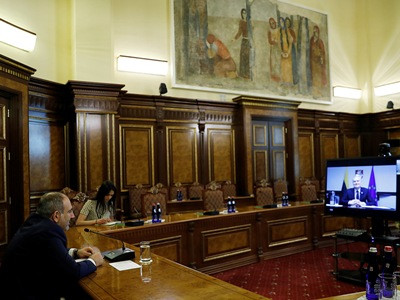 Armenia PM, Lithuania President discuss intensification of economic cooperation