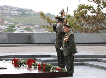 Armenia defense minister, army general staff chief attend Victory and Peace Day festivities