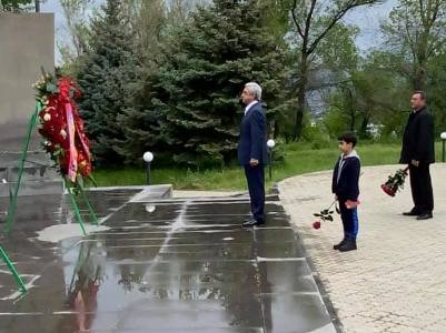 Armenian ex-president, his grandson visit Yerablur military pantheon and Victory Park (PHOTOS)