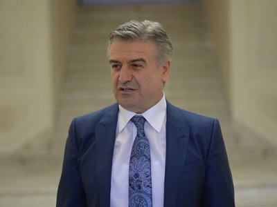 Armenia ex-premier arrives in parliament