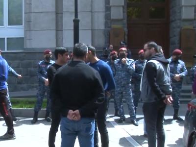 «Ոչ վարկային կազմակերպություններին»․ մի խումբ քաղաքացիներ բողոքի ցույց են անում ԿԲ-ի դիմաց